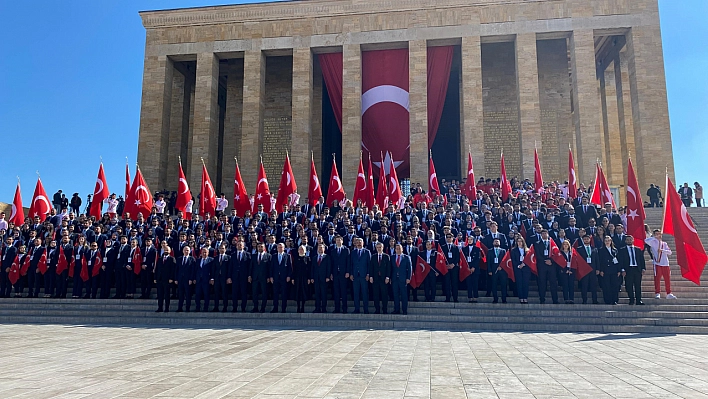 Bakan Bak'tan gençler ve sporcularla Anıtkabir'e ziyaret