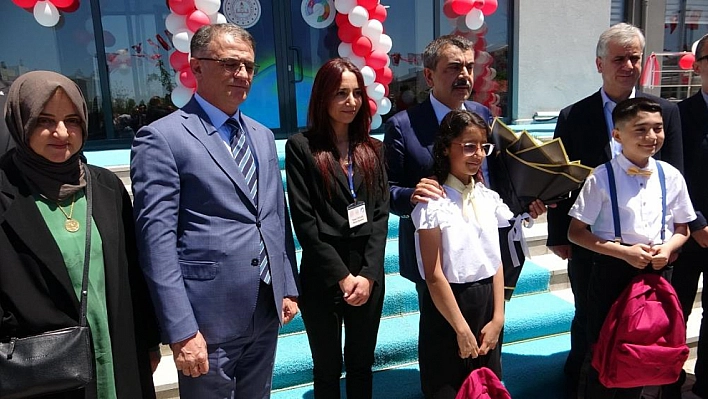Bakan Tekin, Erciş Bilim ve Sanat Merkezi'nin açılışını yaptı