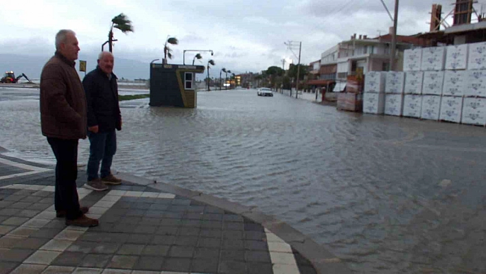 Balıkesir'de sokaklar deniz oldu