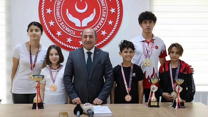 Başarılı sporculara hediye