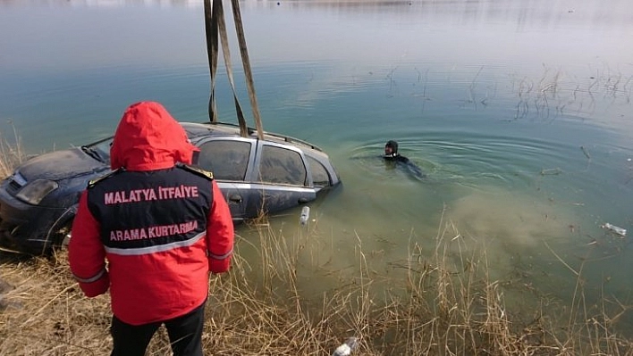 Otomobil baraj gölüne düştü