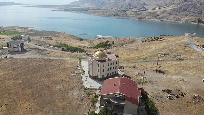 Cami minaresiz kaldı