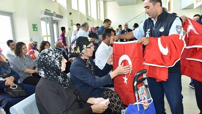 Türk Bayrağı dağıtıldı