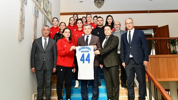 Başarılı voleybolculara tebrik