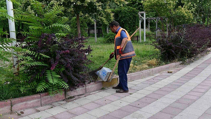 Yeşilyurt Belediyesi temizlik yapıyor