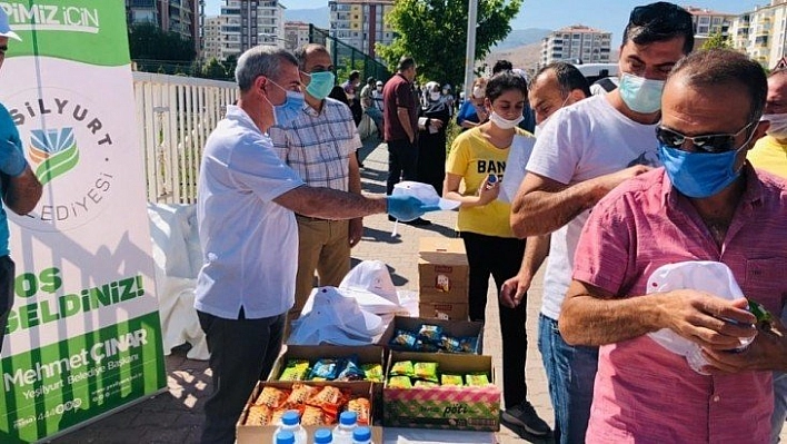 Öğrencileri yalnız bırakmadı