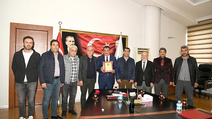 Esnaftan Gürkan'a plaket