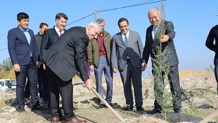 Bin fidan toprakla buluştu