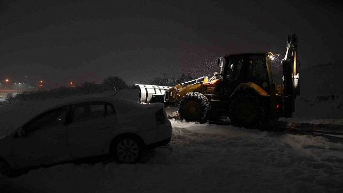 Battalgazi'de karda mahsur kalan araç kurtarıldı