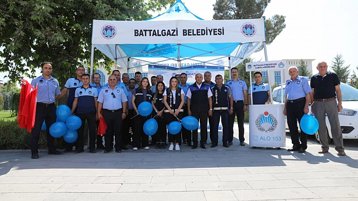 Battalgazi'de Zabıta Haftası Coşkusu: Vatandaşlara Bayrak, Balon ve Çikolata İkramı