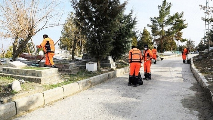 Mezarlıklar bakıma alındı