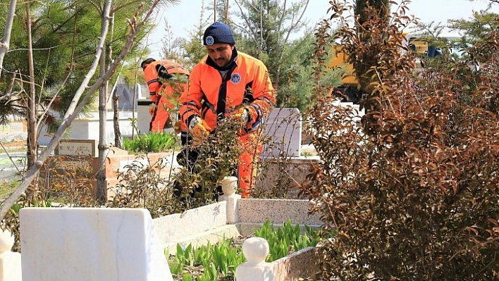 Mezarlıklarda Ramazan temizliği