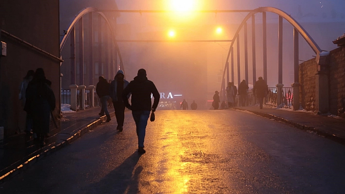 Bayburt'ta yoğun sis kartpostallık görüntüler oluşturdu