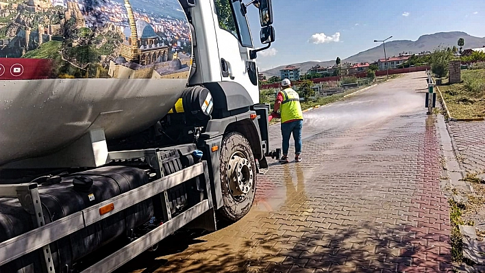 Bayram öncesi mezarlıklarda temizlik