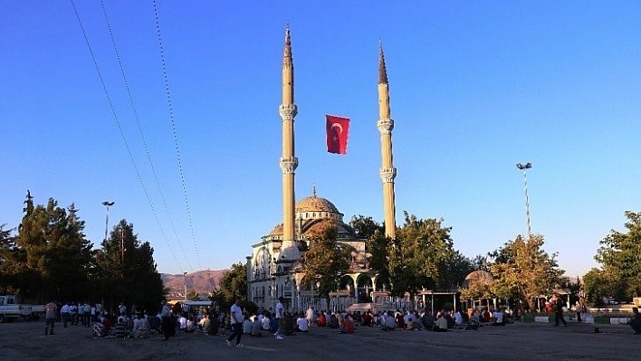 Sosyal mesafeli ve maskeli namaz