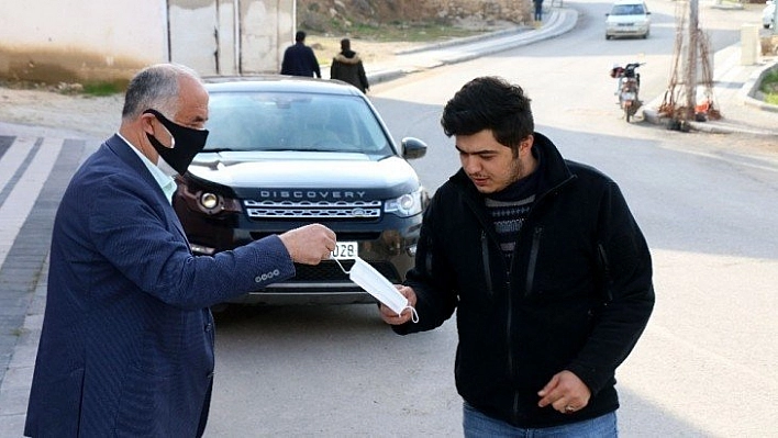 Belediye Başkanı Karadağ vatandaşlara maske dağıttı