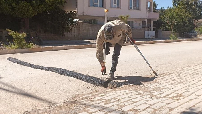 Belediye yapmadı, engelli muhtar asfaltı kendi elleriyle döküp kasis yaptı
