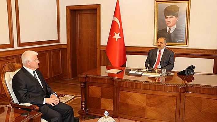 Projelerini anlattı 