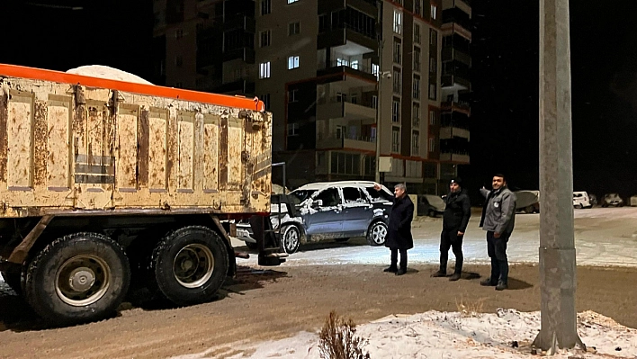 Besni'de kar temizleme ve tuzlama çalışmaları devam ediyor