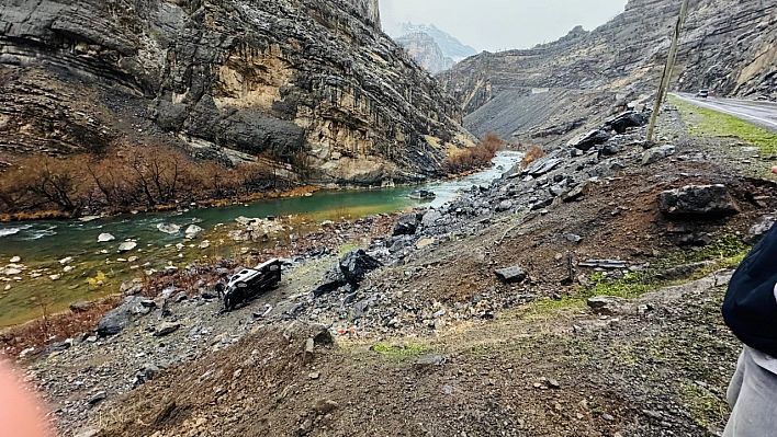 Beytüşşebap'ta kamyonet şarampole yuvarlandı: 1 yaralı