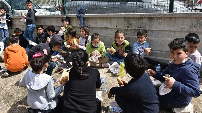 Bin öğrenciye balık ekmek