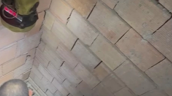 Bina boşluğuna düşen yavru kedi itfaiye ekiplerince kurtarıldı