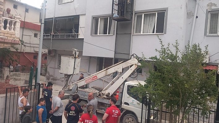 Bina dışındaki asansör arızalanınca sokağı seyre başladı