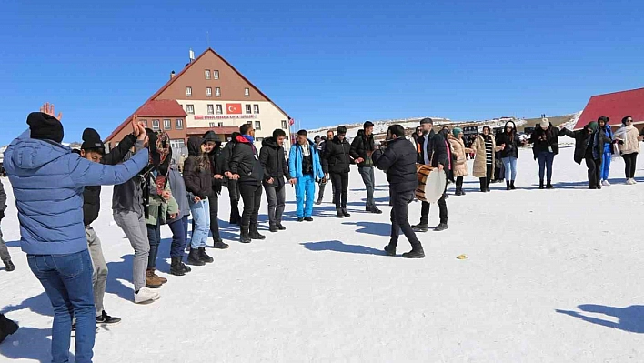 Bingöl'de okuyan eğleniyor