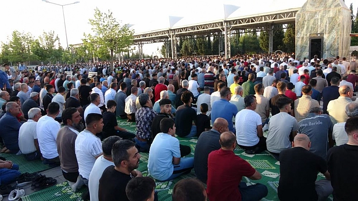 Binlerce kişi bayram namazı için saf tuttu