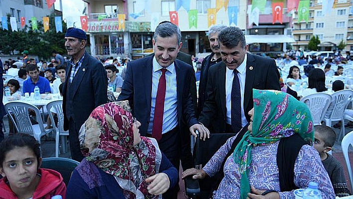 Binlerce kişi aynı sofrada iftar açtı 