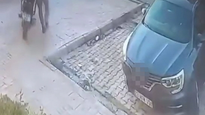 Birisi çaldı, diğeri kaçtı