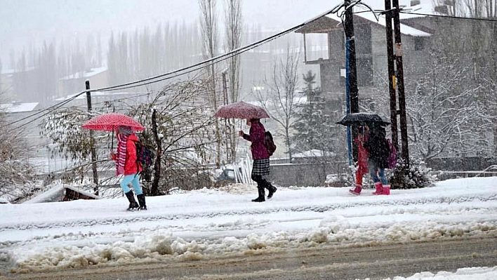 Bitlis'te eğitime kar engeli