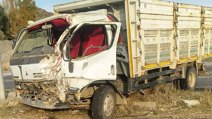 Bitlis'te kamyonet tırla çarpıştı: 2 yaralı