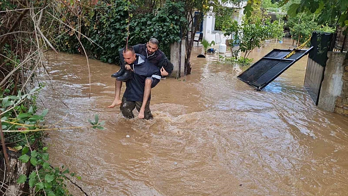 Dere taştı 4 kişi mahsur kaldı