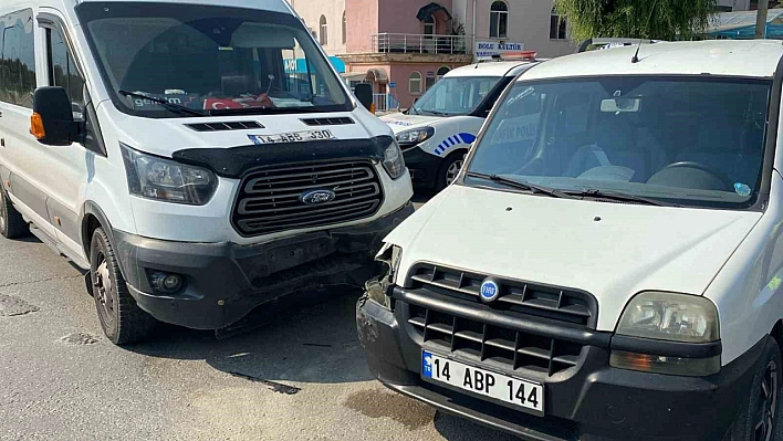 Minibüs ile hafif ticari araç çarpıştı