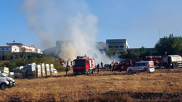 Boş arazideki tahtalar yandı 