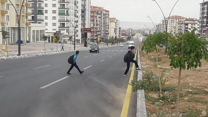 Bulvarda yaya geçidi yok!