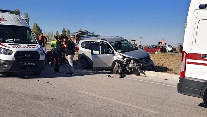 Burdur'da İki Otomobil Çarpıştı: 7 Yaralı