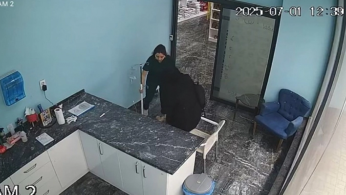 Depremde tedavi gören köpeği içeride bırakmadı