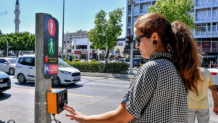 Butonlu yaya geçidi sinyalizasyon sistemi