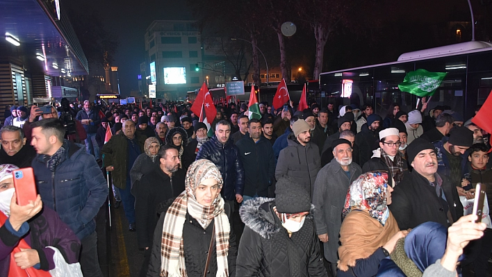 Büyük bir üzüntüyle izliyoruz