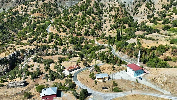 Büyükşehir'in Pütürge'de asfalt çalışmaları sürüyor