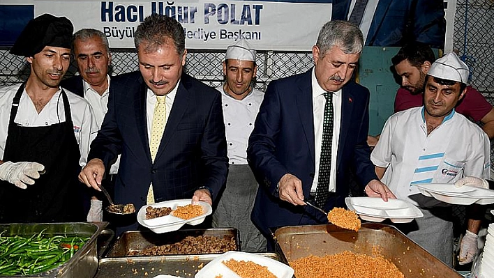 Büyükşehir iftar verdi 