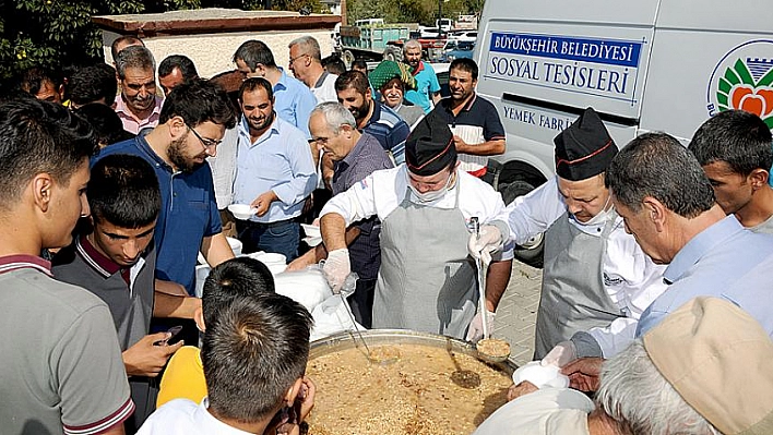 Büyükşehir'den aşure ikramı