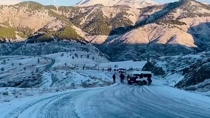 Buzlanan yollar sürücülere zor anlar yaşattı