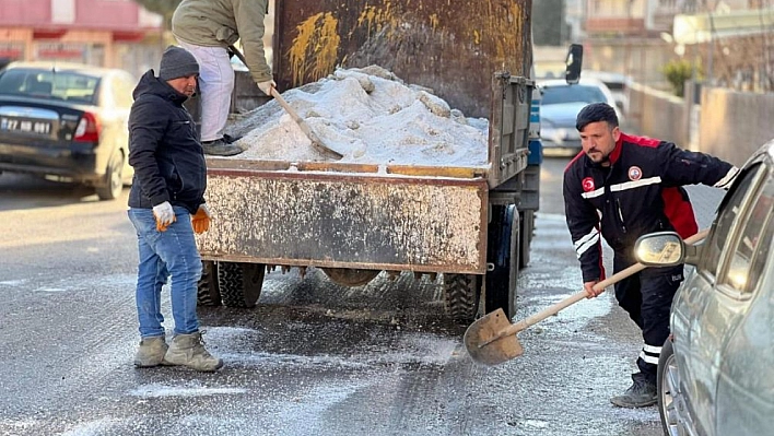 Buzlanmaya karşı tuzlama çalışmaları gerçekleştirildi