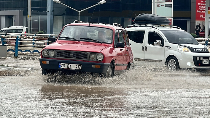 Cadde ve alt geçitleri su bastı