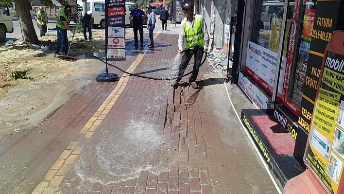 Cadde ve sokaklar  temizleniyor