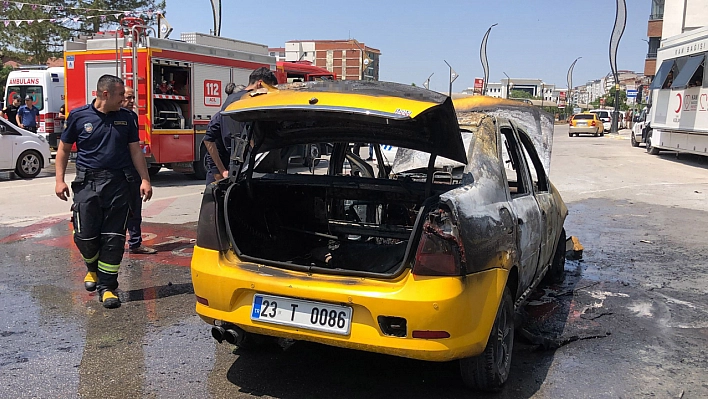 Çakmağı çakmasıyla ticari taksi alev topuna döndü, sürücü canını zor kurtardı