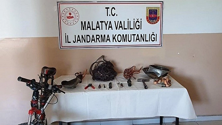 Çaldıklarıyla yakalandı